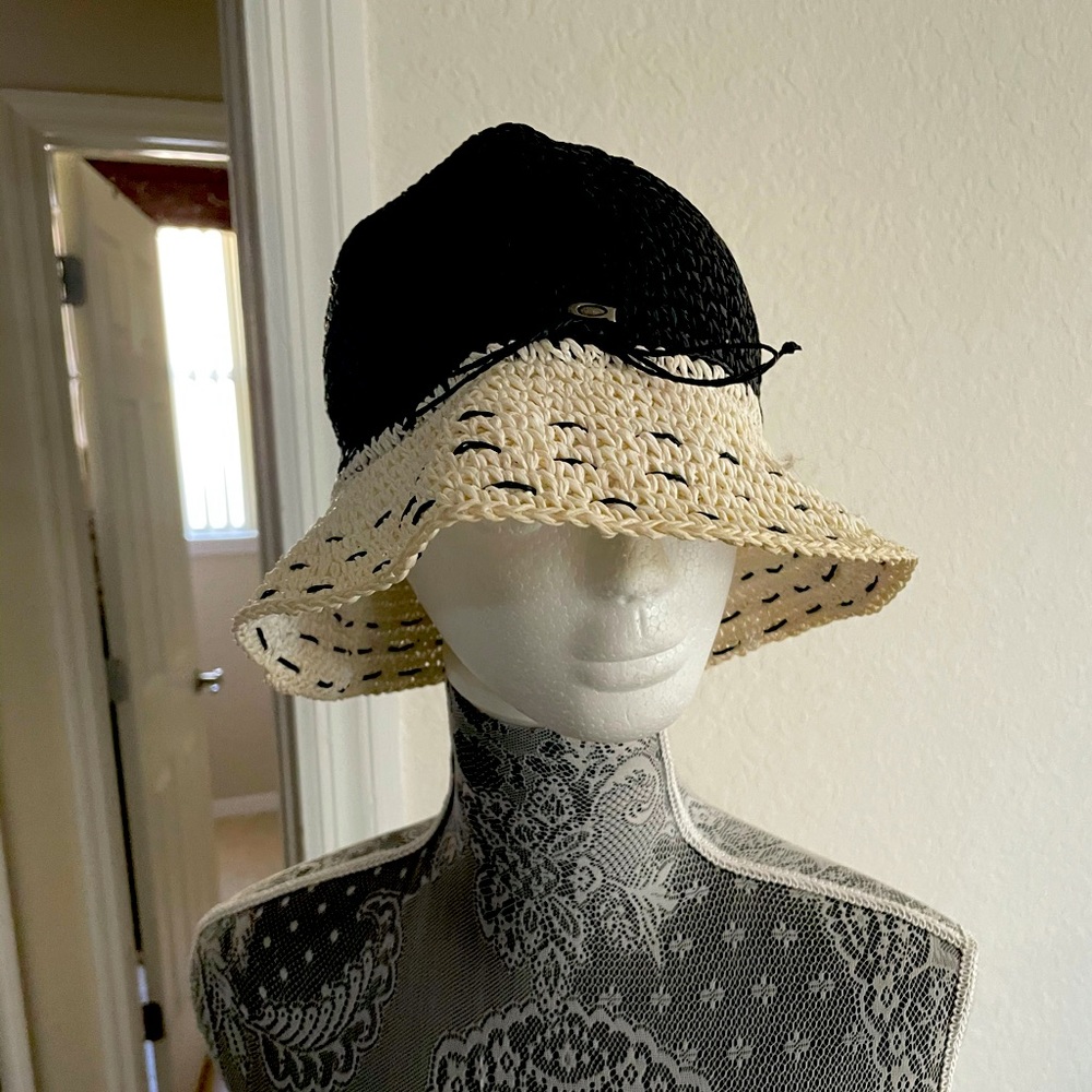AUGUST BRIMMER HAT BLACK AND WHITE SUPER CUTE 🥰